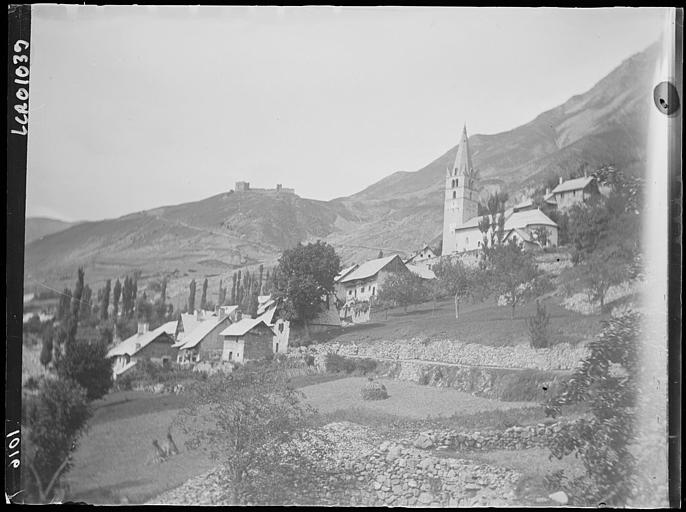 Réallon et son château dominant le village. Au premier plan, le village et son église