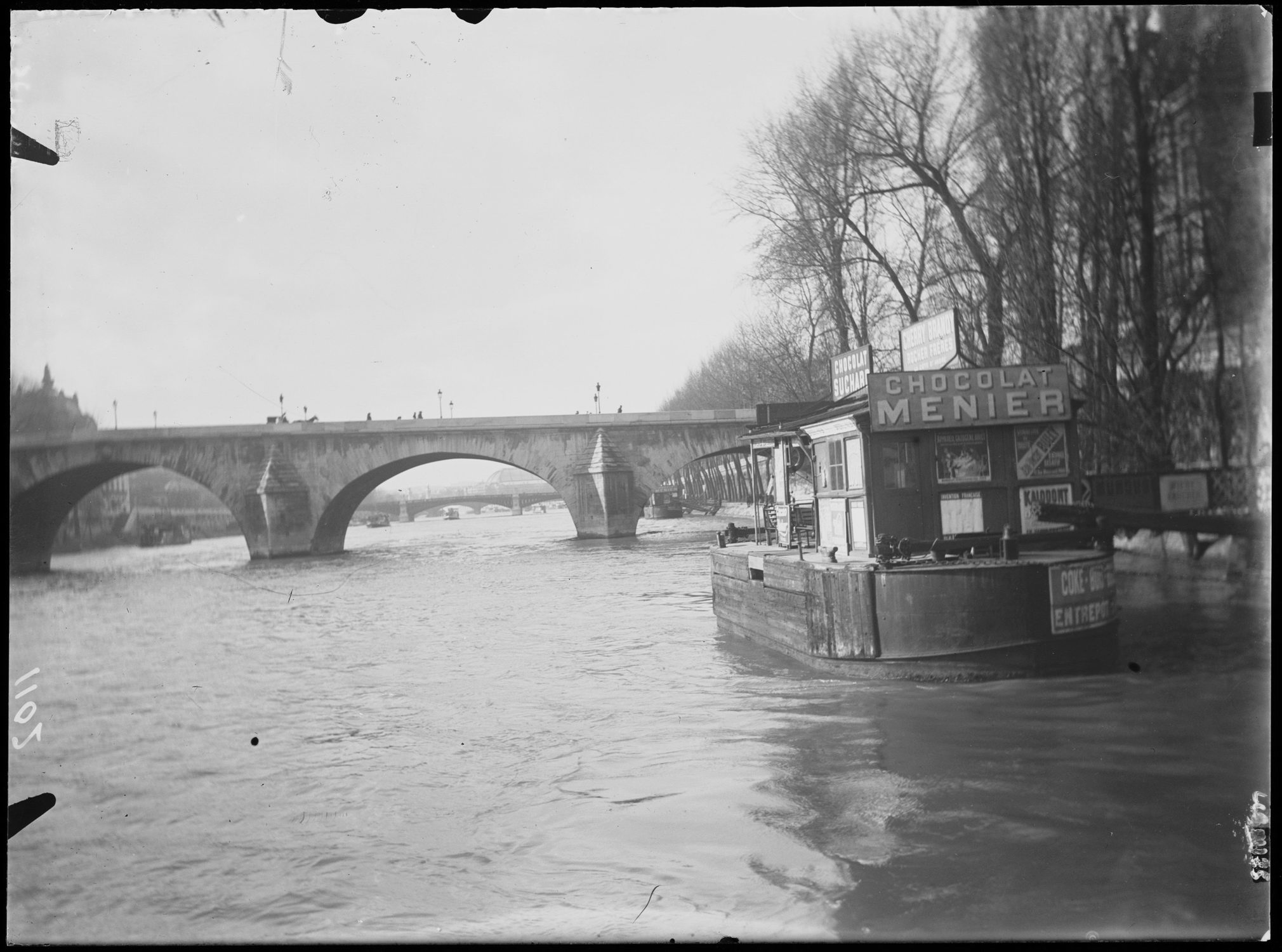 Le Pont Royal. Un bateau