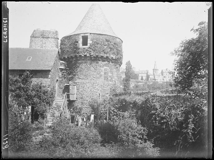 Tour d'entrée du château. A l'arrière-plan, la ville