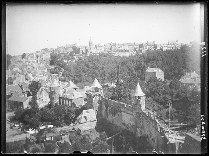 Ville et château. Vue depuis un point élevé. Le mur d'enceinte du château