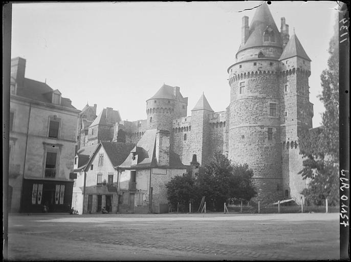 Château, vu de la ville basse. La tour Saint-Laurent côté ville