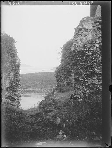 Dans les ruines du château du Guildo