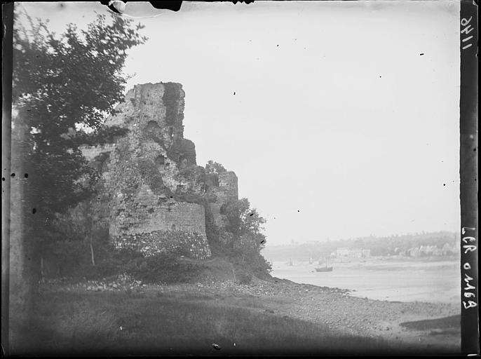 Ruines du château du Guildo et estuaire