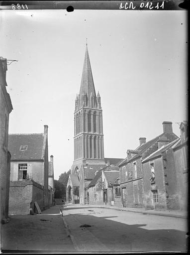 Ensemble ouest vu depuis l'angle sud-ouest. Clocher, porche d'entrée et rue