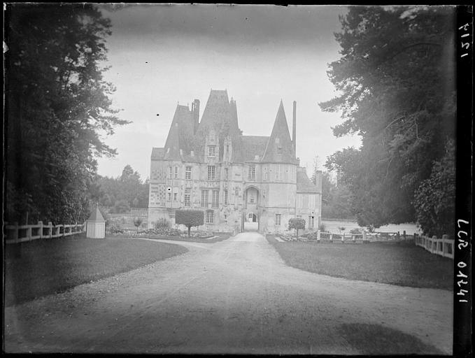 Façade d'entrée : vue d'ensemble