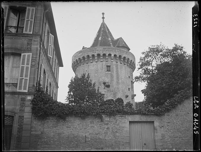 Tour dans un jardin (n° 2) vue depuis la rue