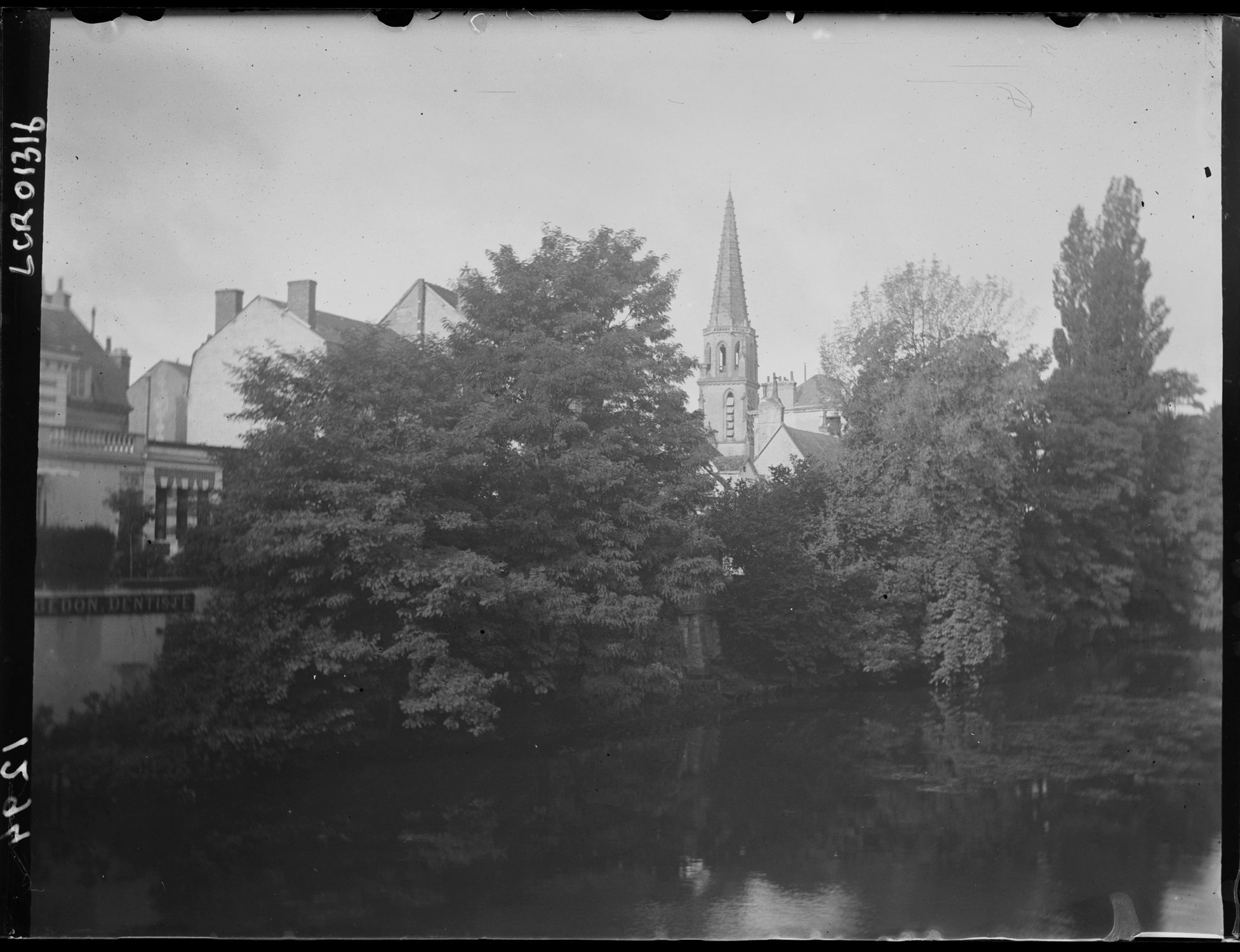 Le Loir et l'église de la Madeleine. Clocher