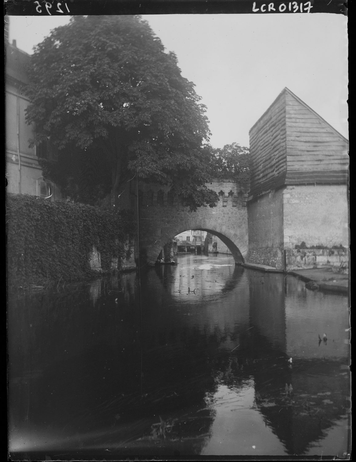 Entrée du Loir à Vendôme, Arche des Grand Prés. Ancienne porte d'eau à mâchicoulis, reste des remparts