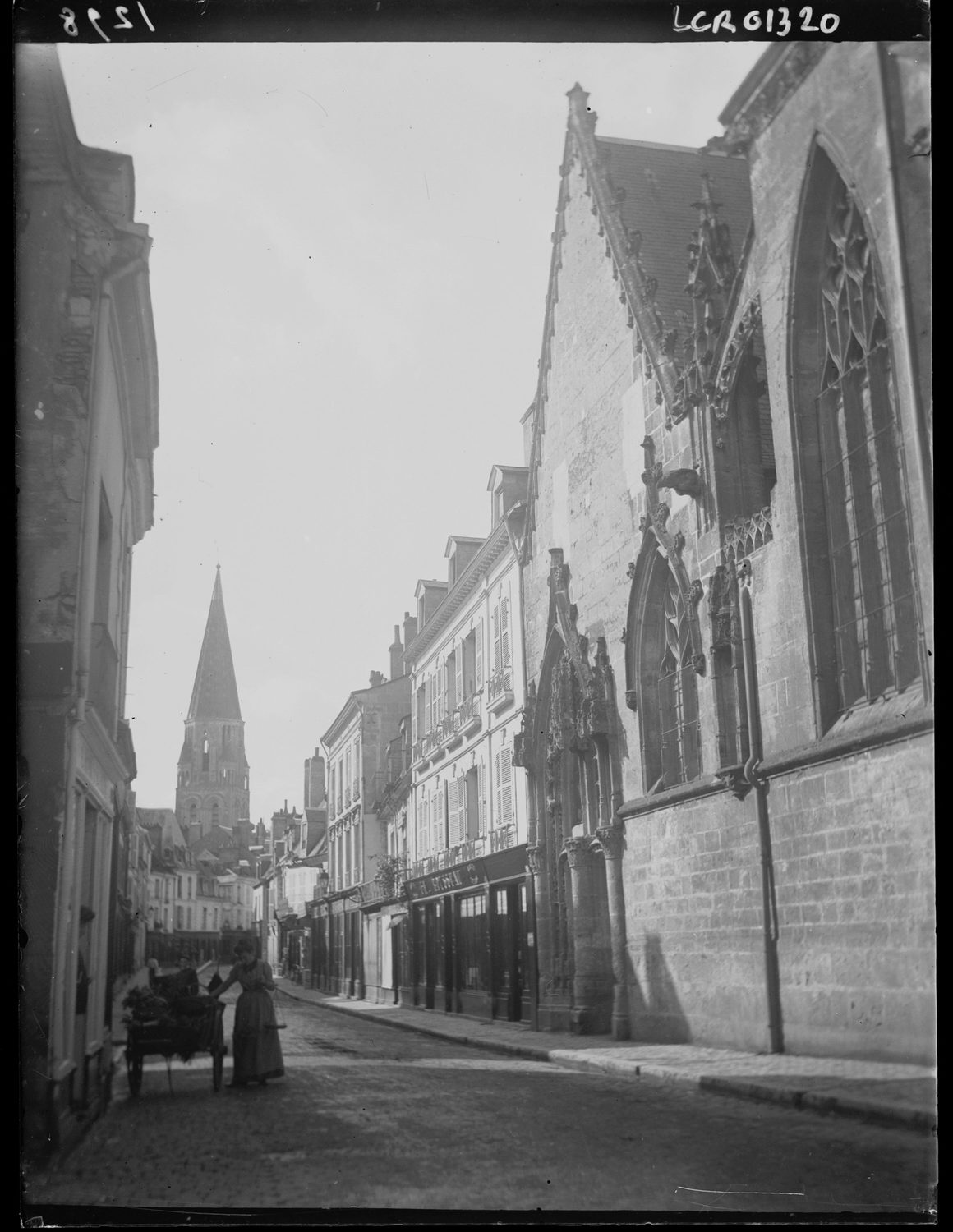 Chapelle du lycée et clocher de la Trinité. A droite, la façade sur rue de la chapelle dite église Saint-Jacques. Dans le fond, le clocher