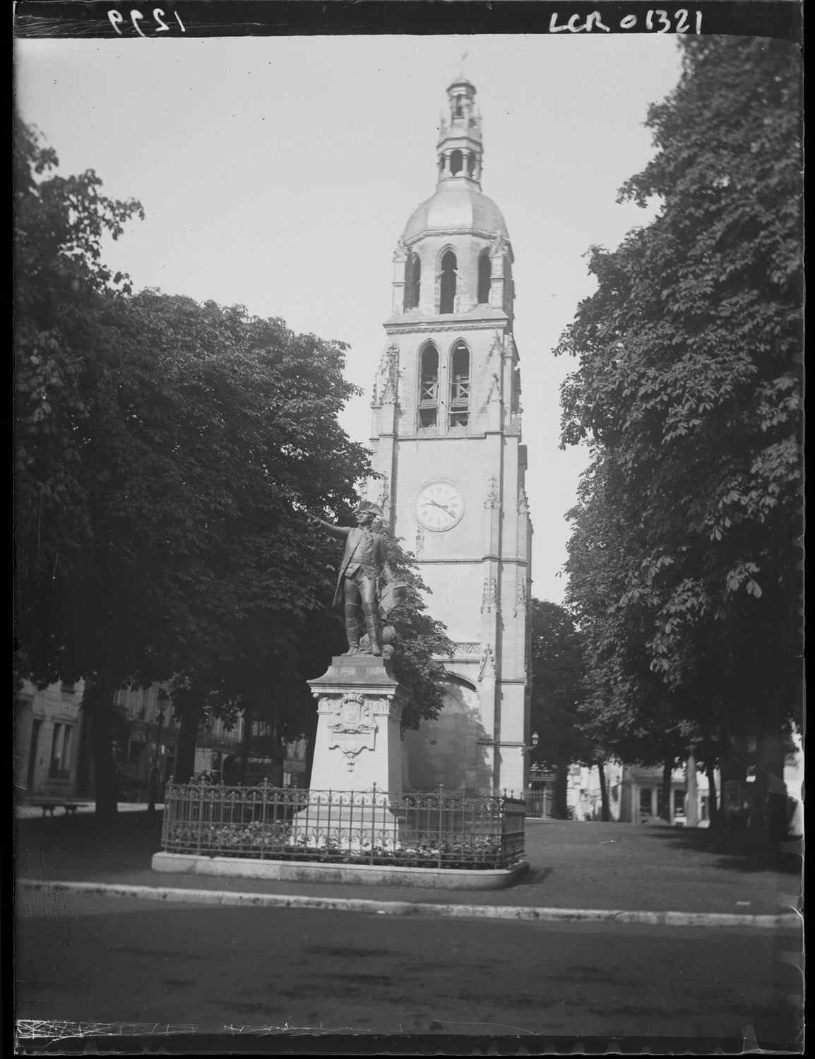 Statue de Rochambeau au premier plan. A l'arrière-plan, la tour Saint-Martin, ancienne église Saint-Martin