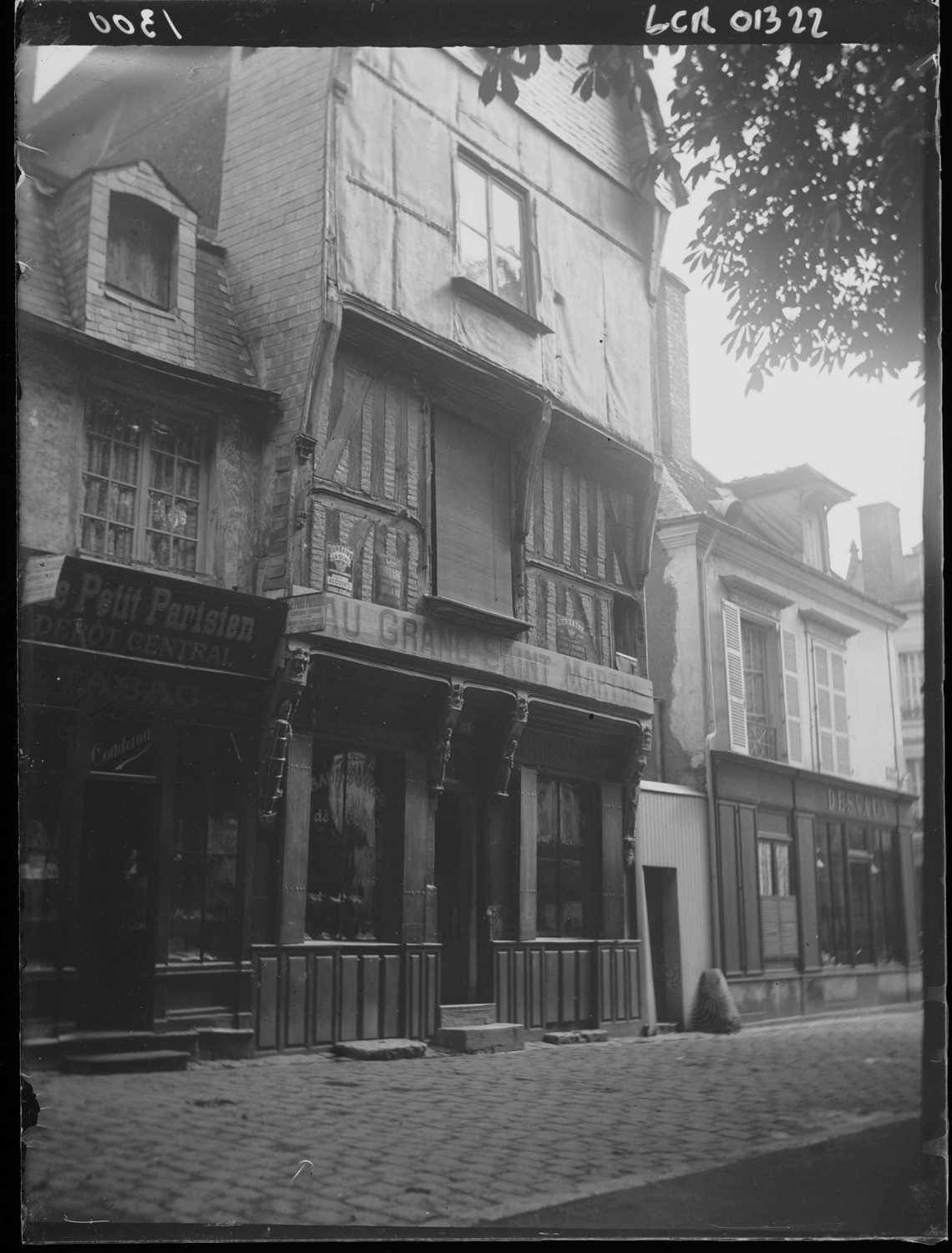 Façade à pans de bois et décor sculpté. Boutiques