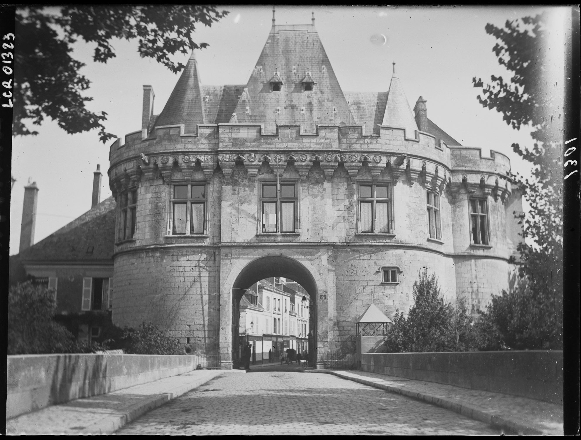 Hôtel de ville. Vue prise du pont