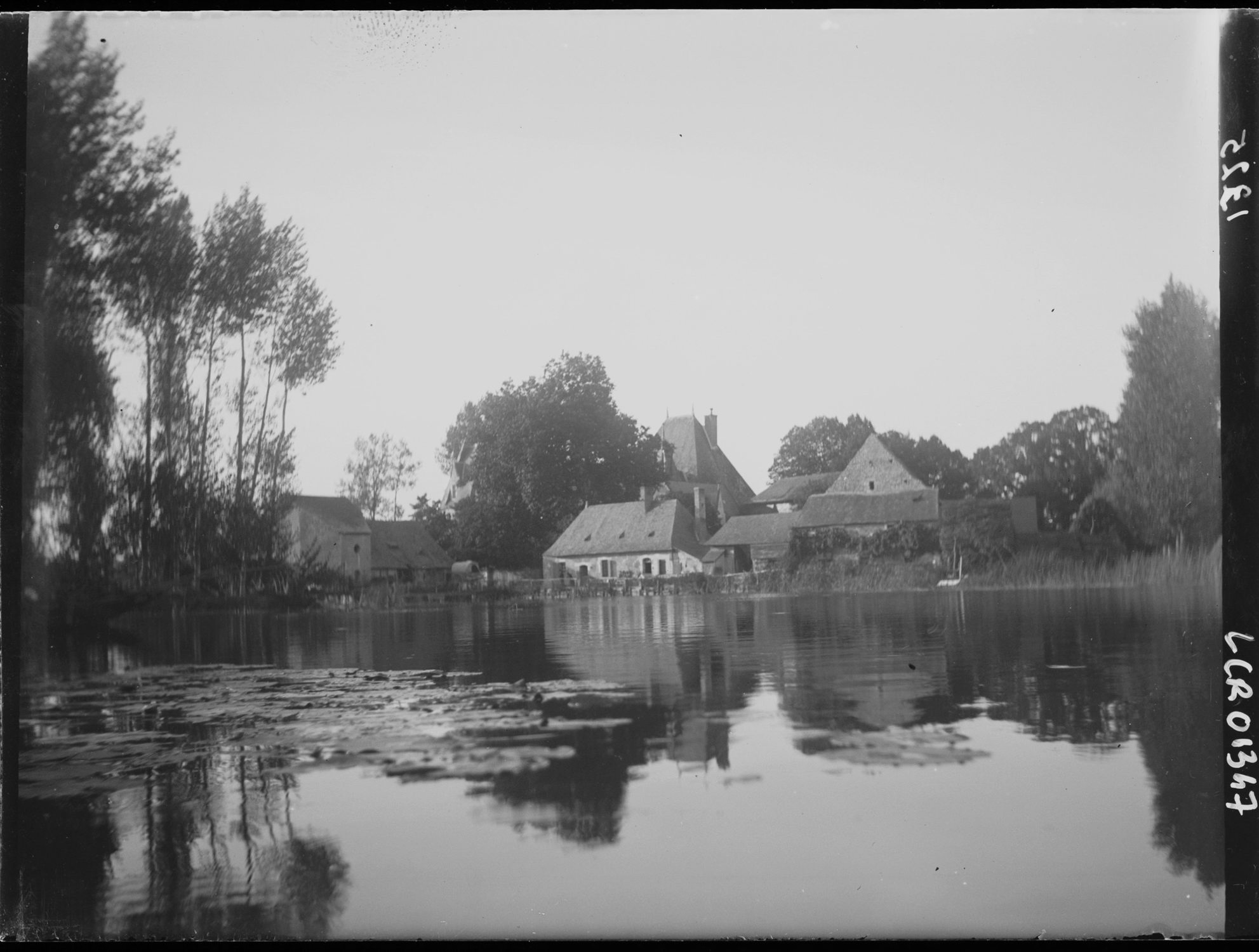 Moulin et château vus d'amont