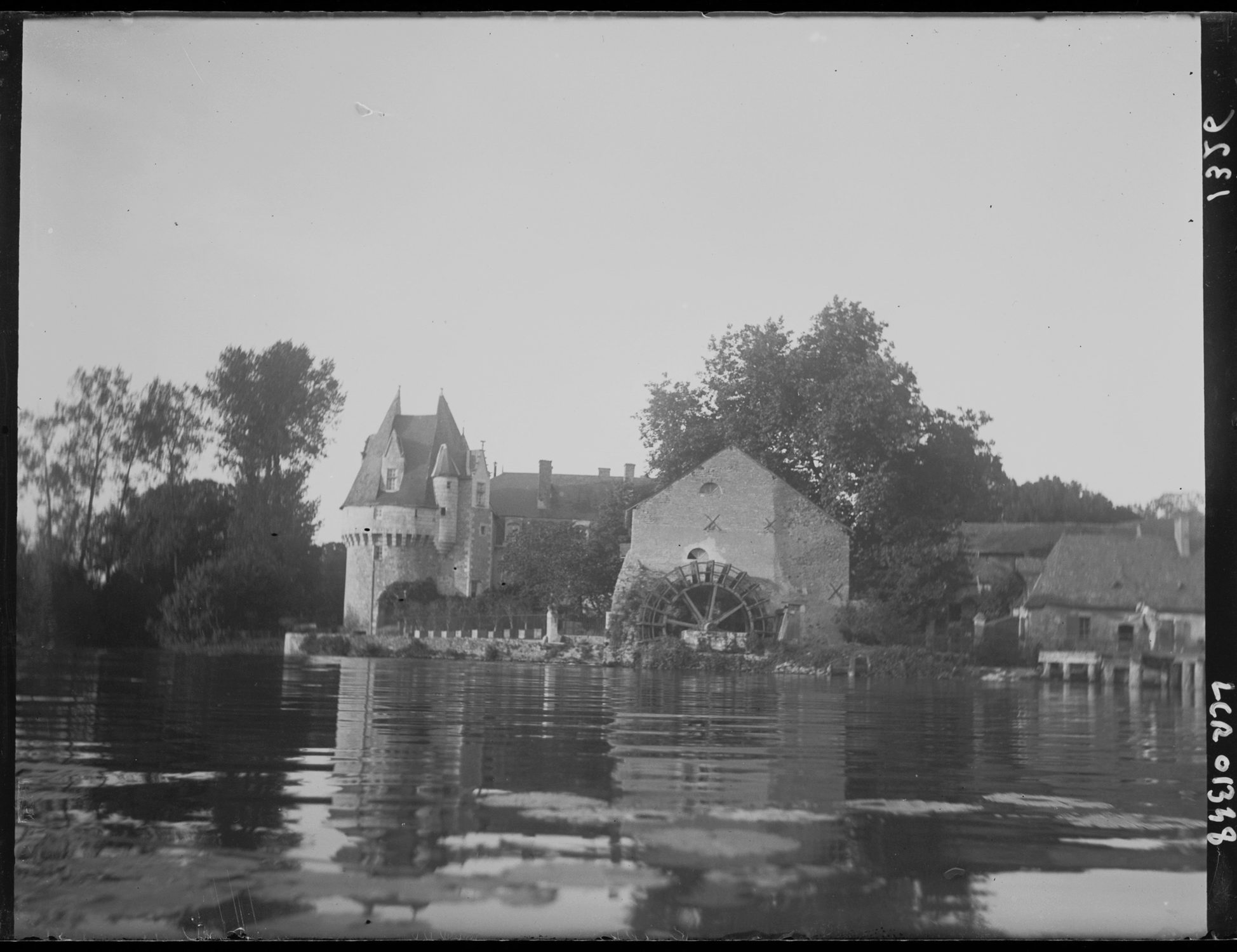 Moulin et château vus d'aval. Ensemble sud