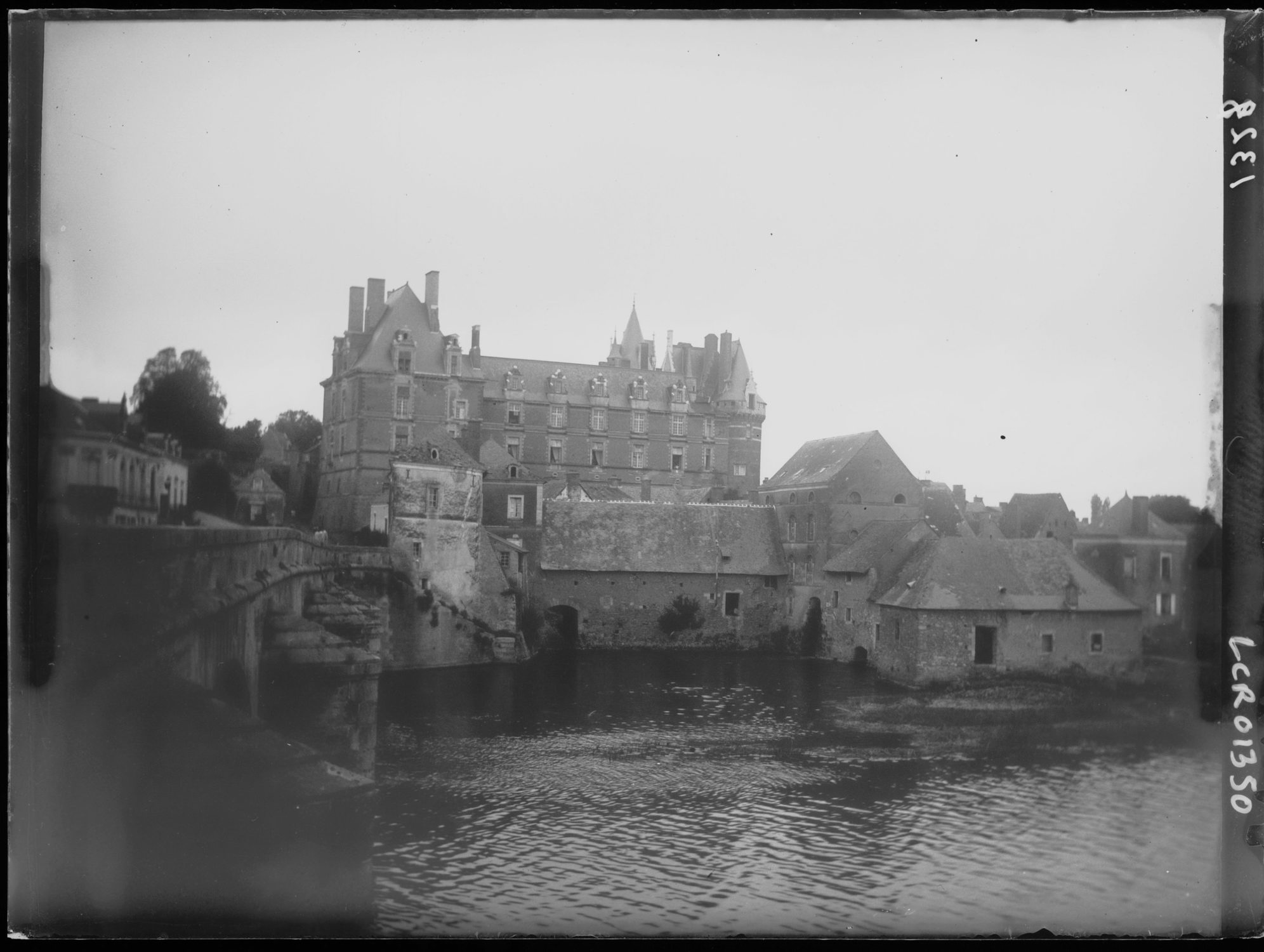 Pont et château vus depuis la rive opposée au château