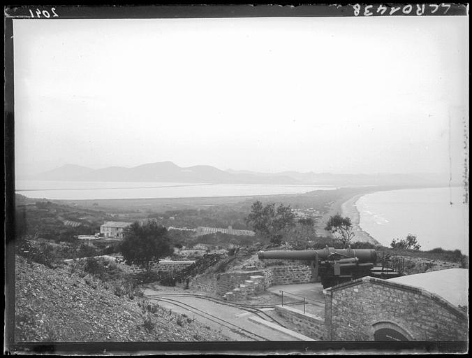 Vue de la batterie de la Badine sur l'étang des Pesquiers. Vue panoramique