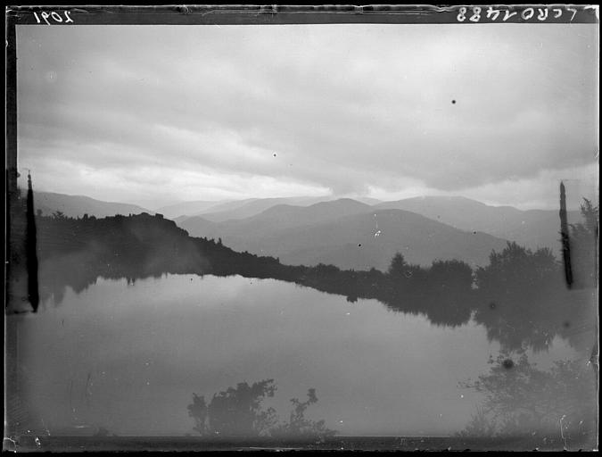 Etang sur la crête des Vosges, sous la pluie