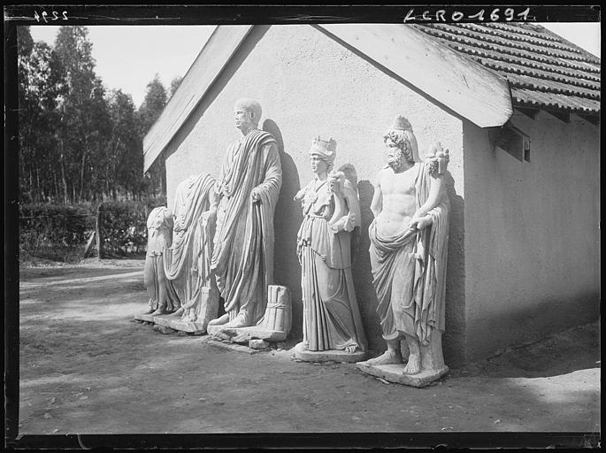 Statues antiques (5) découvertes peu avant la date de prise de vue à Bulla Regia et vues à Jendouba (actuellement), Souk El Arba (anciennement)
