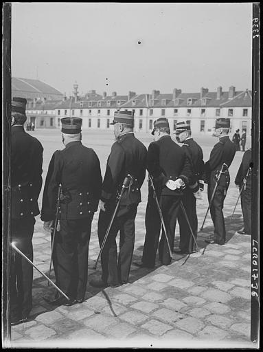 Remise des décorations à l'Ecole Militaire : récipiendaires rangés avant la cérémonie