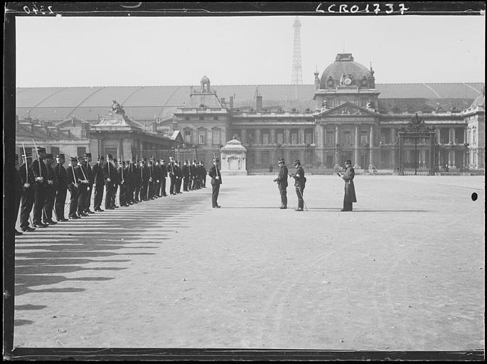 Remise des décorations à l'Ecole Militaire : remise au commandant de la 8ème section