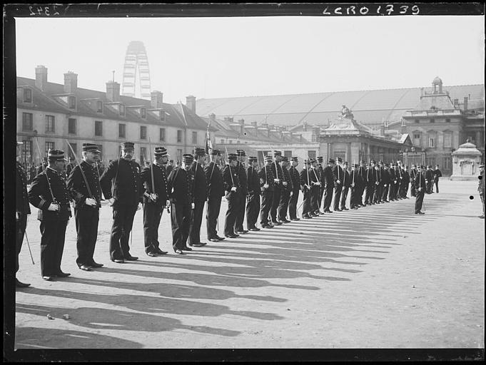 Remise des décorations à l'Ecole Militaire : récipiendaires rangés pendant la cérémonie. Grande Roue