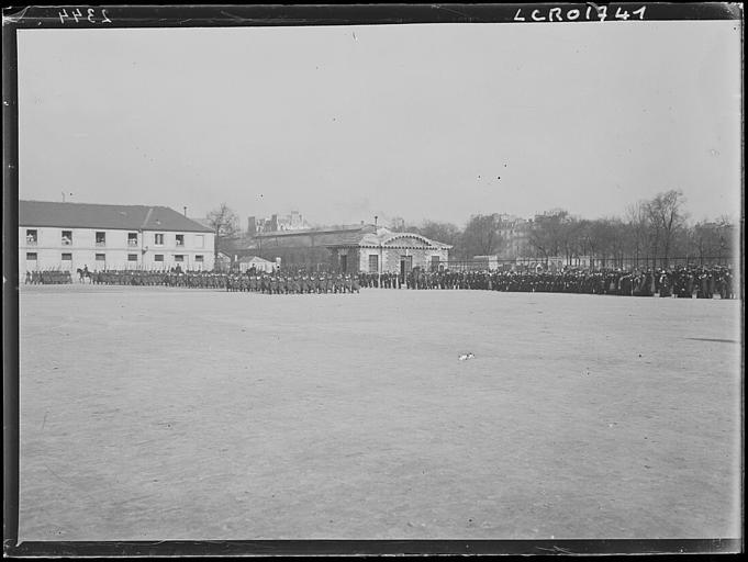 Remise des décorations à l'Ecole Militaire : le défilé