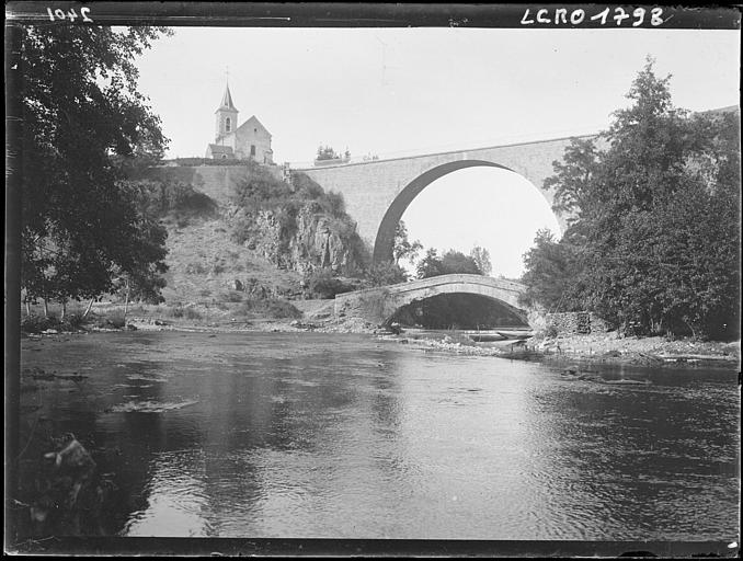 Ponts et église vus depuis la rivière en contrebas