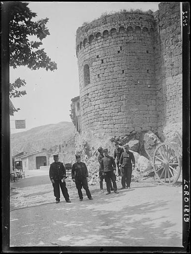 Tour sur la route. Six officiers du Troisième