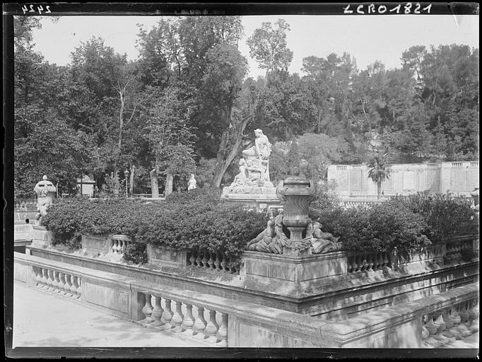 Bassin inférieur des anciens bains romains, vases et statues