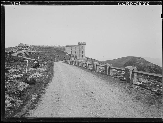 L'Aigoual : l'Observatoire vu depuis la route, l'été