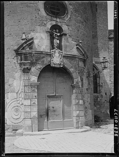 Porte de l'église. Vierge du 15e siècle