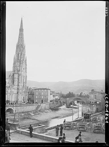 Le parc militaire, la Sorgues, l'église