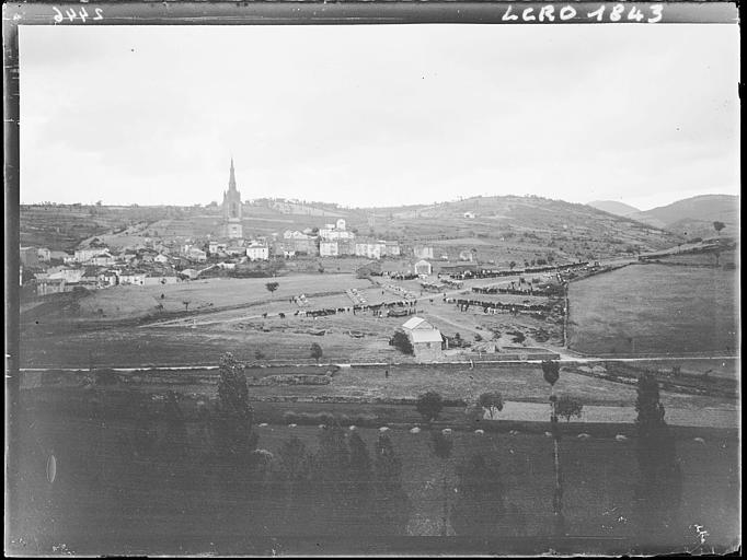 Le camp mitiaire. Vue d'ensemble sur le village