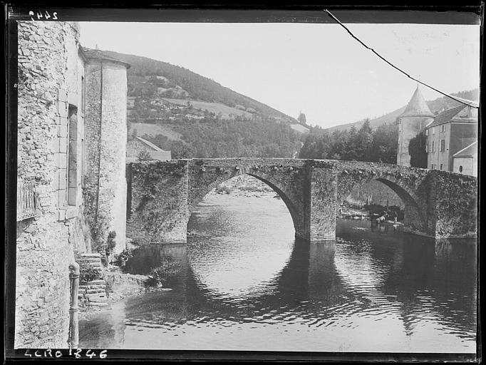 Le vieux pont vu du pont neuf sur l'Agout