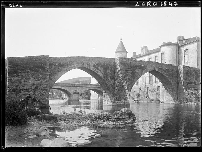 Le vieux pont vu d'amont et le pont neuf sur l'Agout. Homme et chevaux