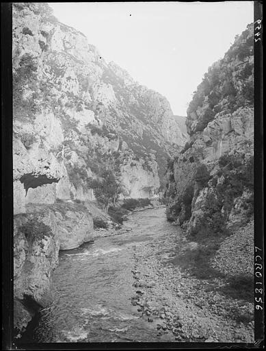 Vallée de l'Aude : défilé de Pierre-Lys. Défilé vers l'aval vu de l'ancien sentier en corniche