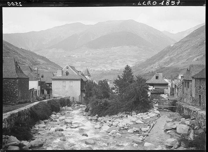 Val-d'Aran : Viella (hameau). Vue prise du pont supérieur