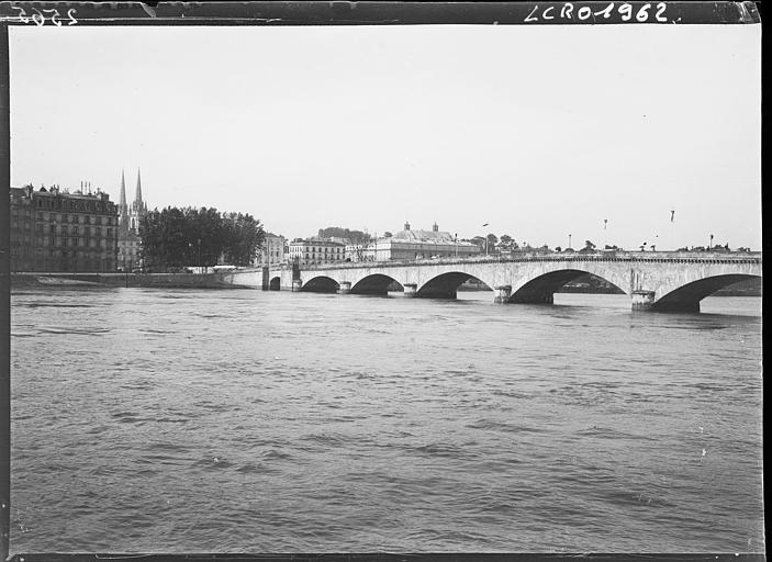 Le pont vu de la rive droite en amont