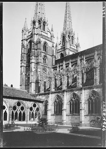 La cathédrale et le cloître. Vue de la moitié ouest de la façade sud de la cathédrale depuis la cour du cloître