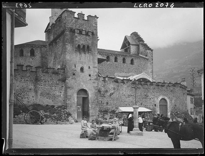 L'église des Templiers à Luz. Mur d'enceinte et tour d'entrée. Marché