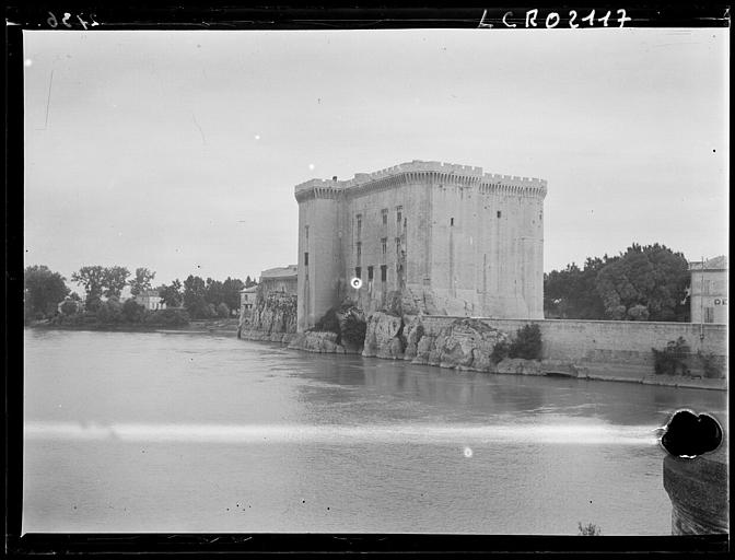 Château de Tarascon vu du pont