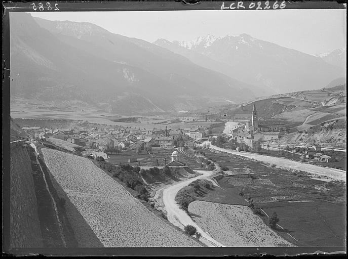 Vue d'ensemble depuis le coude de la route de Lanslebourg, Longe-Côte. Paysage de montagne