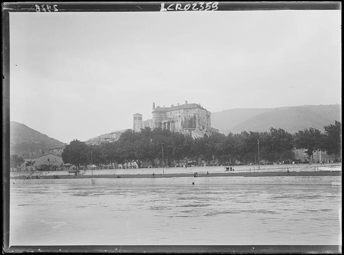 Les quais et la ville au pied du château depuis la rive opposée