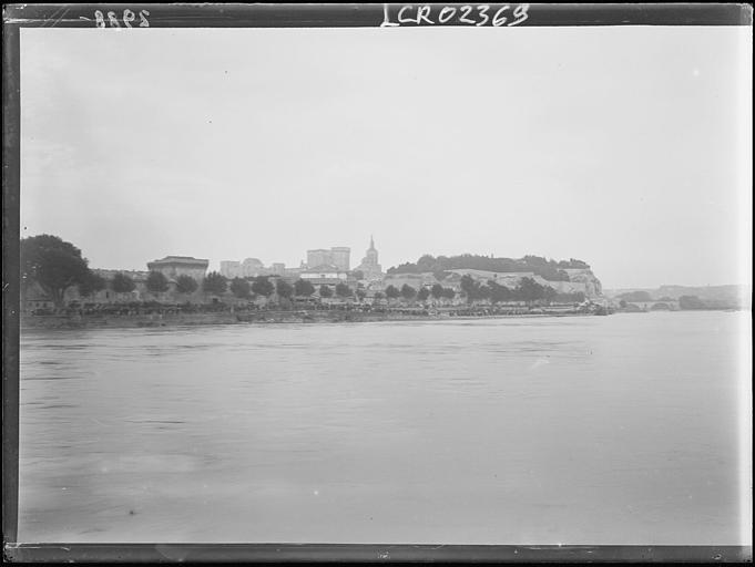 Arrivée à Avignon. Le château des Papes, le rocher des Doms