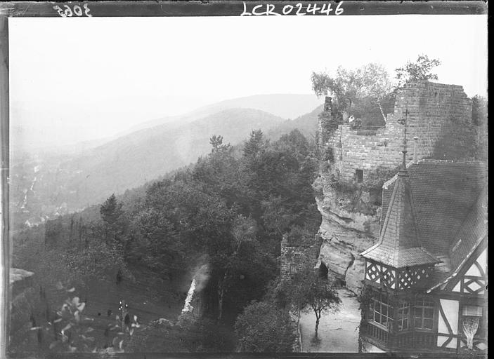 Donjon du Haut Barr et montagne à gauche. Chalet