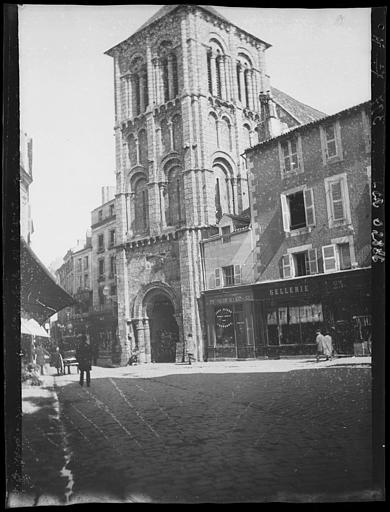 Ensemble ouest : clocher-porche