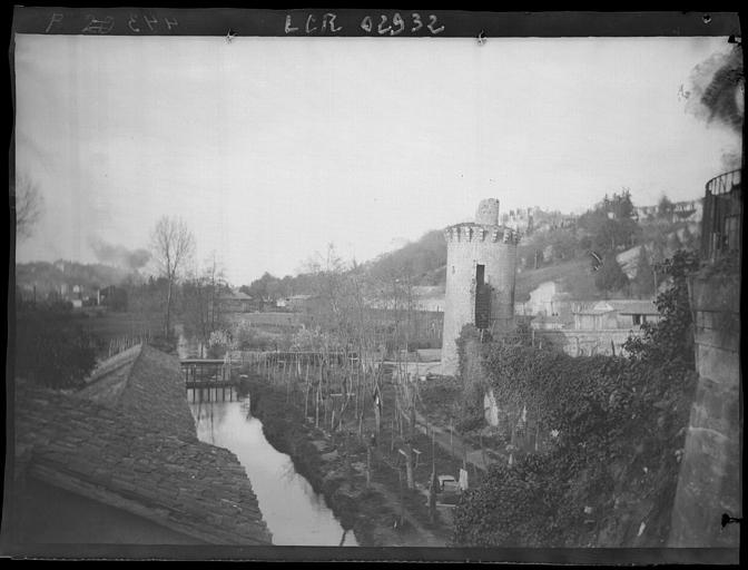 Vieille tour du pont Achard : tour Aymard de Beaupuy près de l' ancien moulin du Pont-Achard ou tour Achard