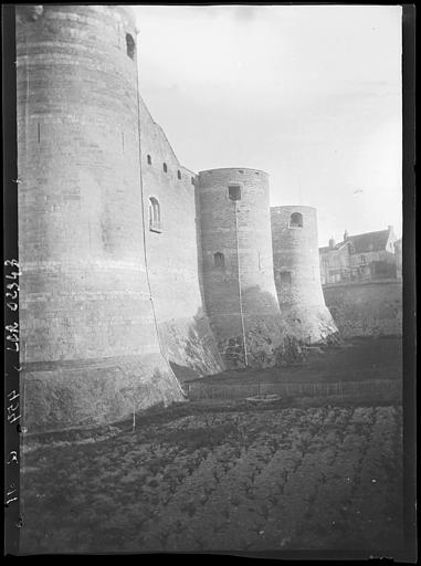 Façade orientale de la forteresse : vue extérieure