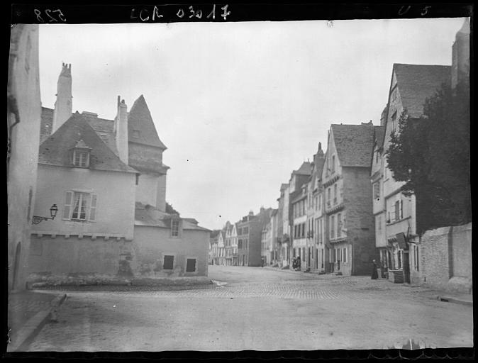 Vue d'ensemble de la rue. A droite, la maison de Saint-Yves