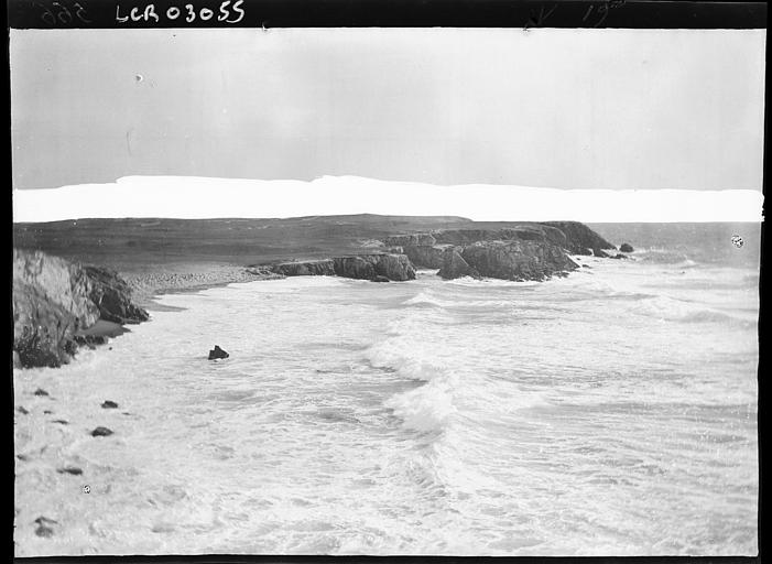 Falaise de la côte ouest de Quiberon, près de la plage. La Côte Sauvage. Paysage maritime